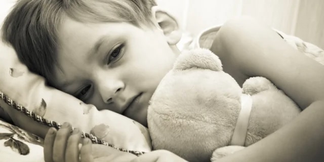 child holding her teddy bear